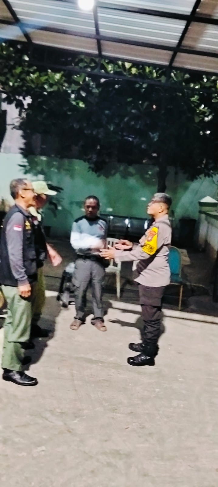 Tingkatkan Kewaspadaan, Bhabinkamtibmas Sambangi Pos Kamling di Bojong Menteng