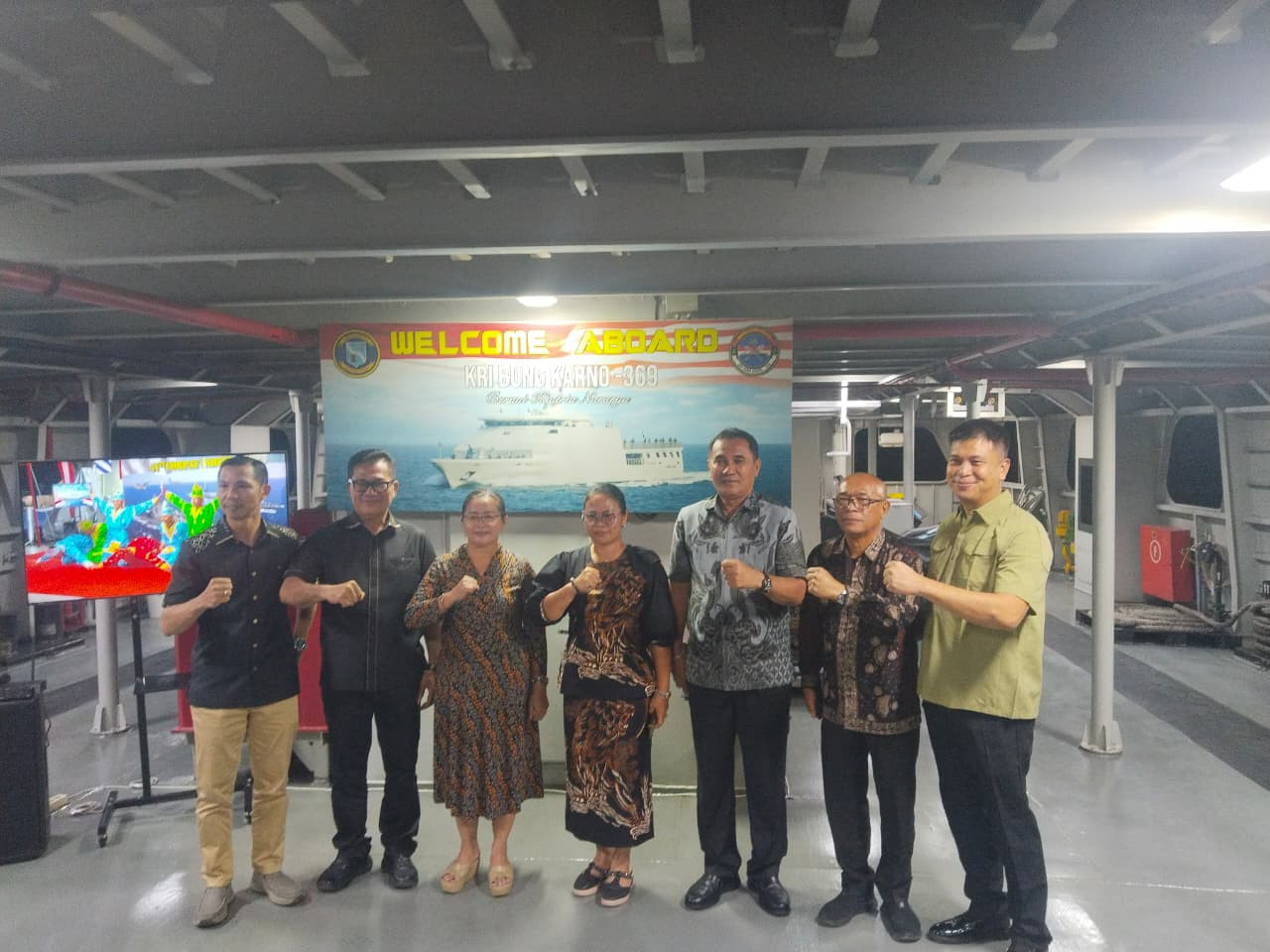 Usai Gelar Jamuan Makan Malam, Bupati Nias Selatan Didampingi Danlanal Nias Lakukan Kunjungan Kehormatan ke KRI Bung Karno-369