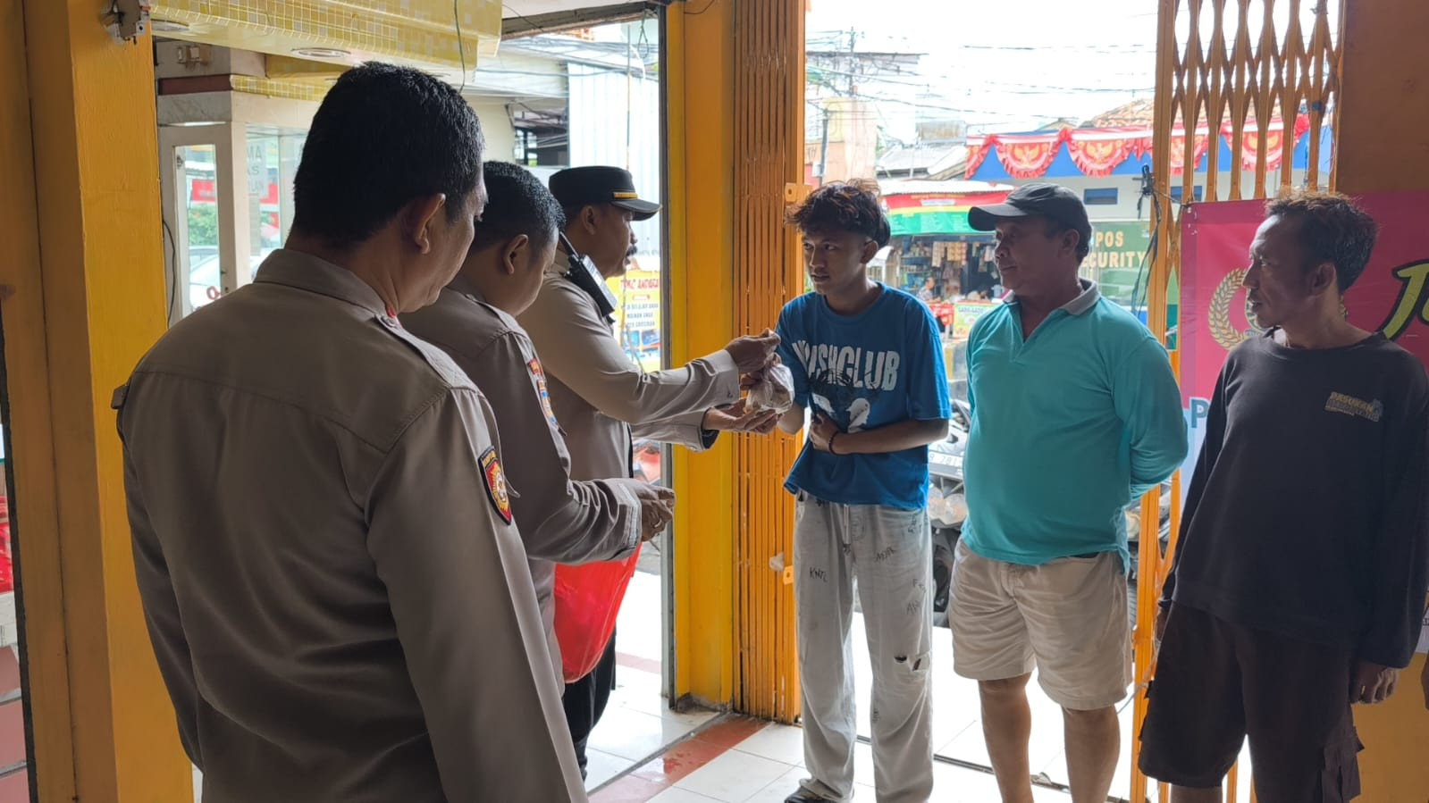 Polsek Pademangan Bagikan Nasi Bungkus Lewat Program Jumat Berkah