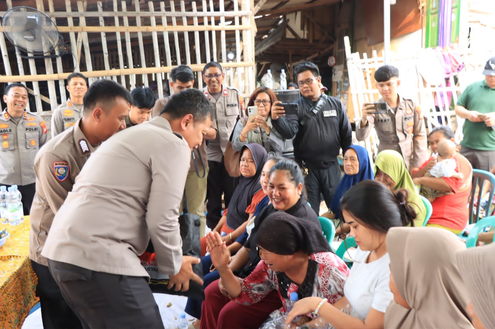 Jakarta On The Spot  Kapolres Metro Bekasi Kota Serap Keluhan Warga dan Ajak Anak-Anak Ciptakan Lingkungan Aman
