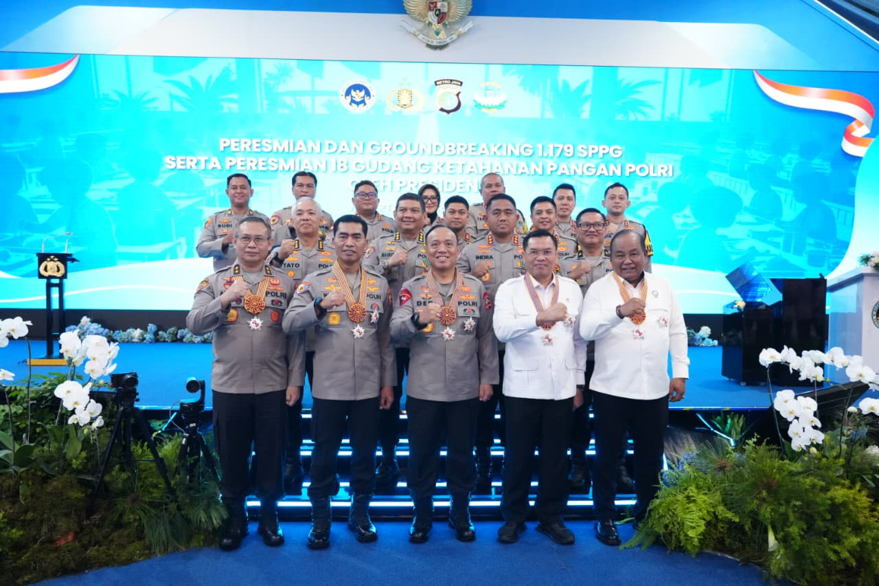 PRESIDEN PRABOWO ANUGERAHKAN BINTANG JASA DAN SATYALANCANA WIRA KARYA KEPADA PENGGERAK MBG DAN RANTAI PASOK SPPG POLRI
