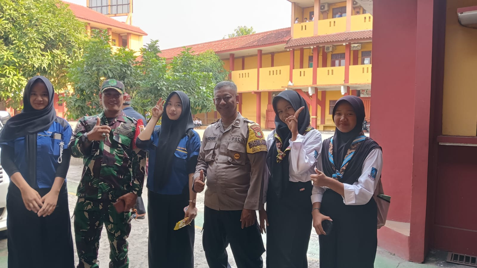 Sinergitas TNI - Polri Laksanakan Kunjungan dan Berikan Imbauan di SMK Karya Bahana Mandiri Padurenan Kota Bekasi