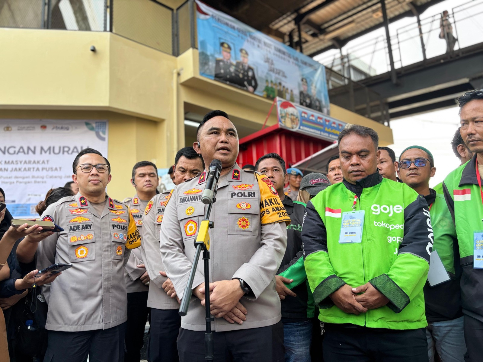 Jumat Peduli Polda Metro Jaya Luncurkan Rakyat Mart Dukung Gerakan Pangan Murah