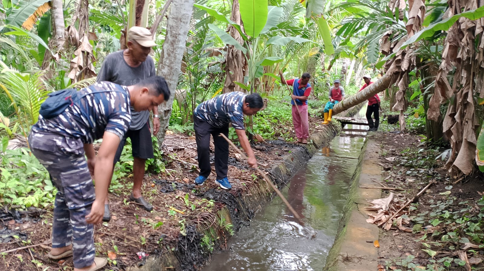 Aksi Kegiatan Sosial Pos TNI AL Midai Untuk Warga di Pulau Midai