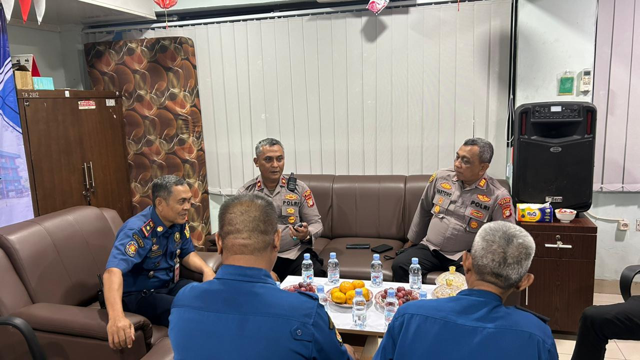Koordinasi Polri - Damkar Diperkuat, Kapolsek Koja Lakukan Kunjungan Kerja