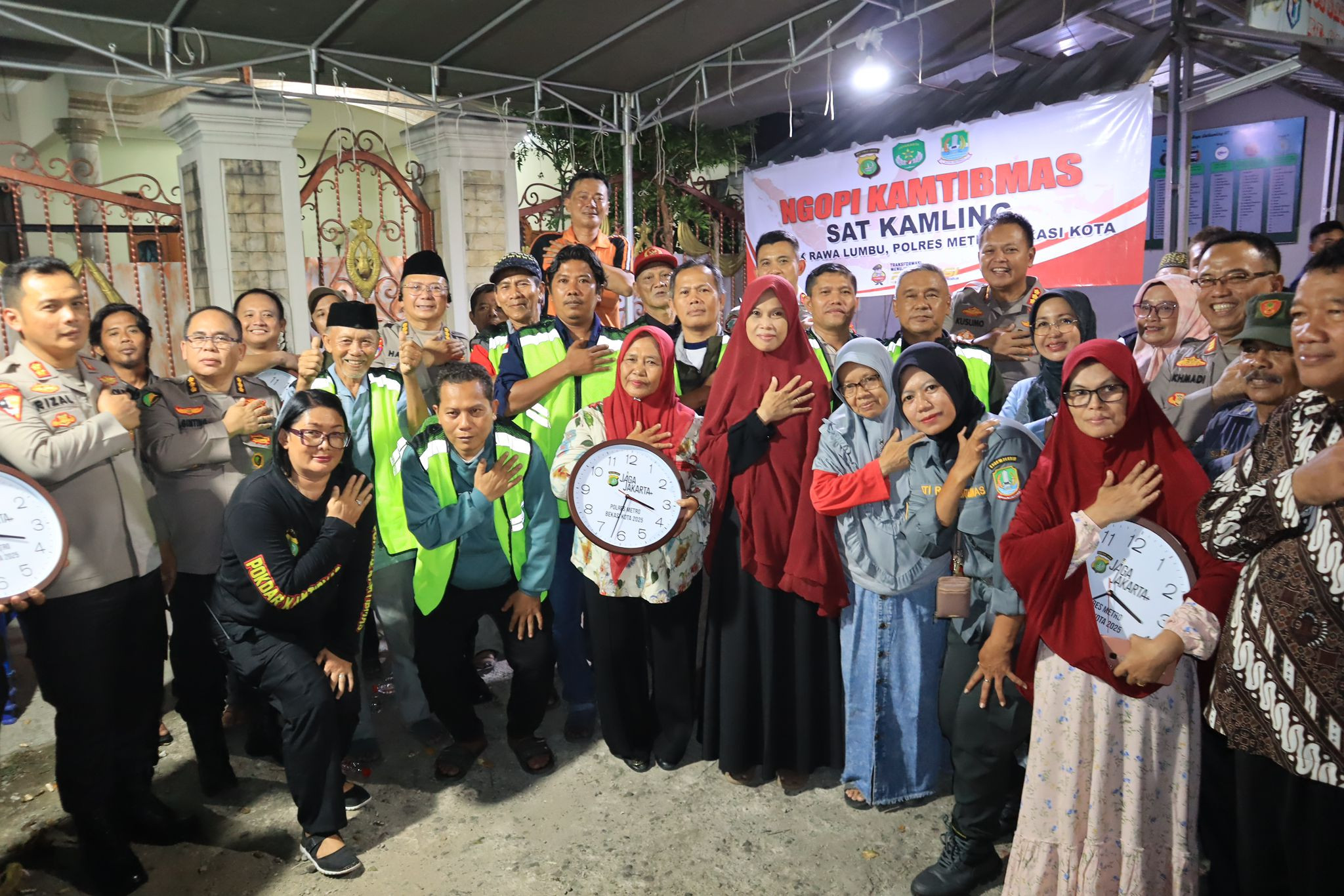 Polres Metro Bekasi Kota dan Ditbinmas PMJ Gelar Ngopi Kamtibmas Bareng Warga Rawa Semut: Wujud Kedekatan Polisi dan Masyarakat Demi Jaga Lingkungan Aman dan Guyub