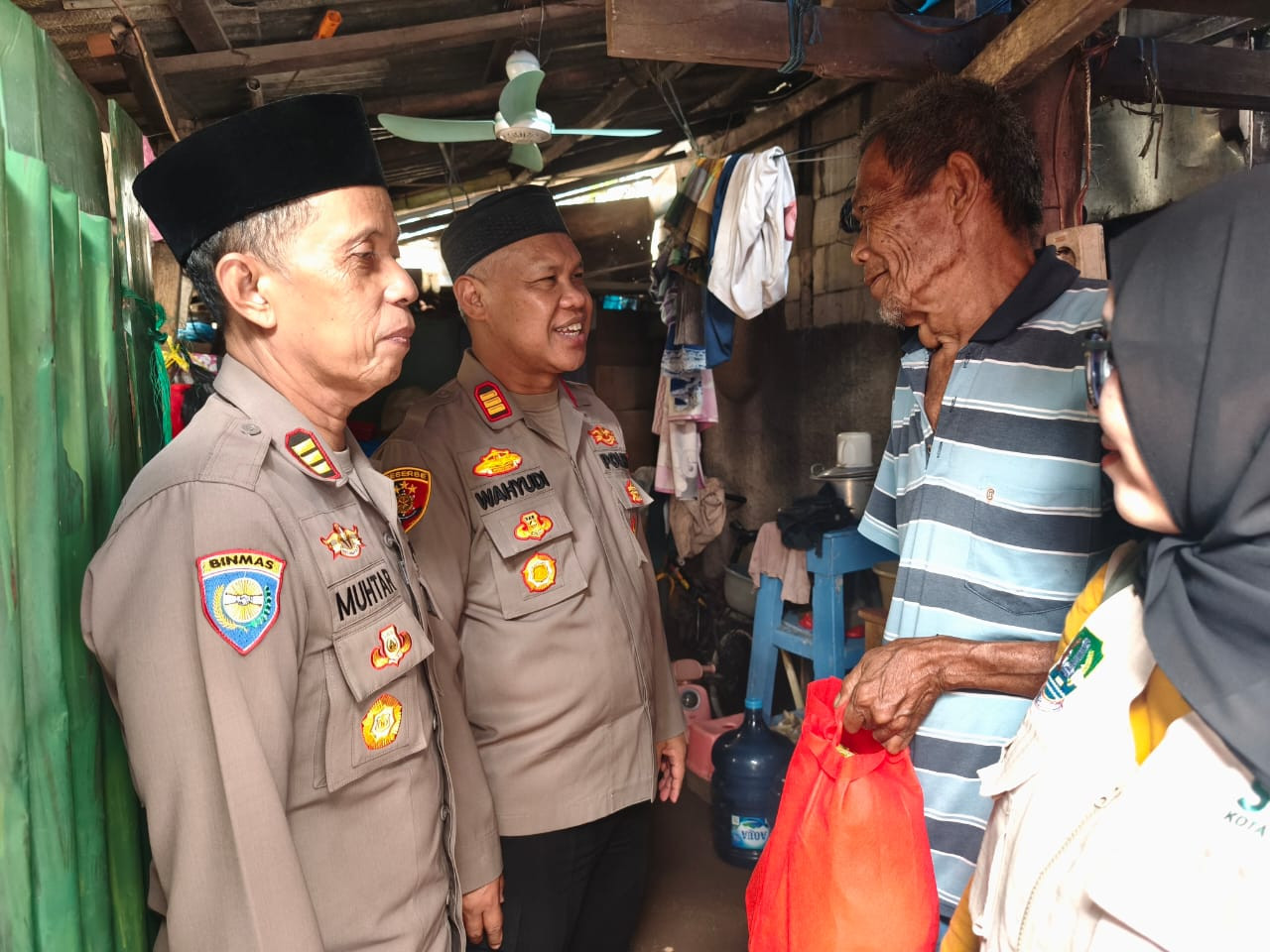 Dekatkan Diri dengan Warga, Kapolsek Bekasi Barat Gelar Aksi Sosial untuk Lansia