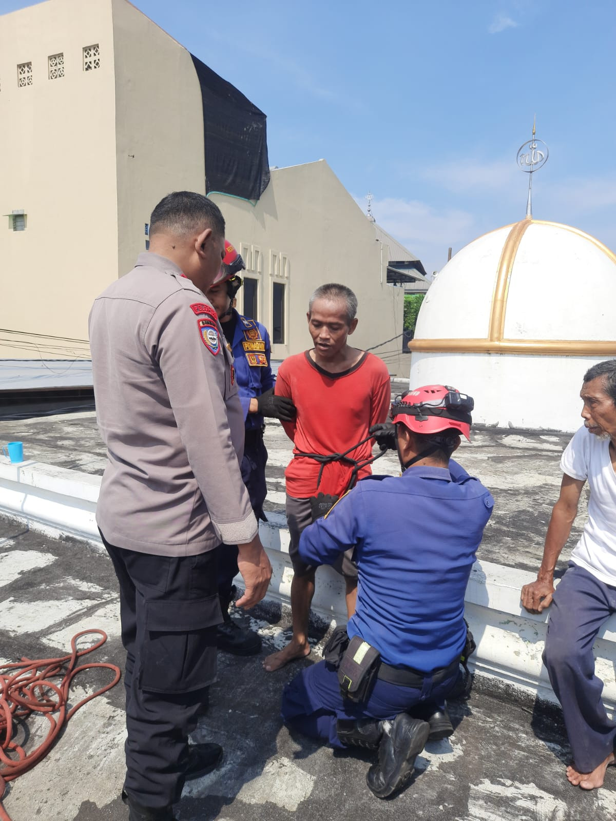 Respon Cepat Tanggap Bhabinkamtibmas Polsek Pondok Gede bersama Tiga Pilar Evakuasi ODGJ di Atap Rumah Warga