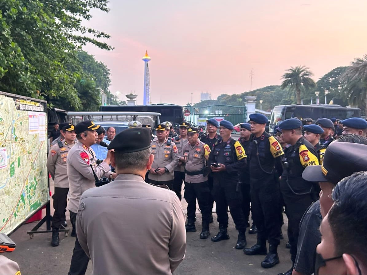 Brimob Polda Metro Jaya Turut Berikan Pelayanan pada Aksi Bela Palestina di Sekitar Monas Jakarta Pusat