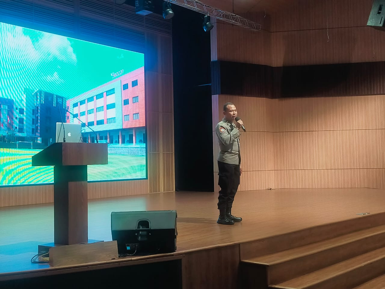 Polsek Kelapa Gading Gelar Program Police Goes to School di Beacon Academy