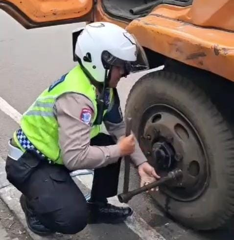 Pengabdian Personel Lalu Lintas Polres Metro Bekasi Kota