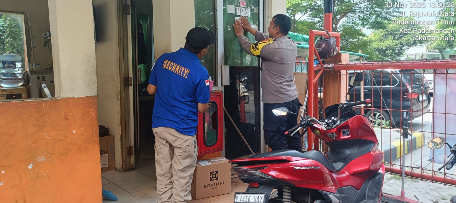 Polsek Pademangan Sosialisasikan Layanan Polisi 110 dan Pasang Stiker di Permukiman Warga