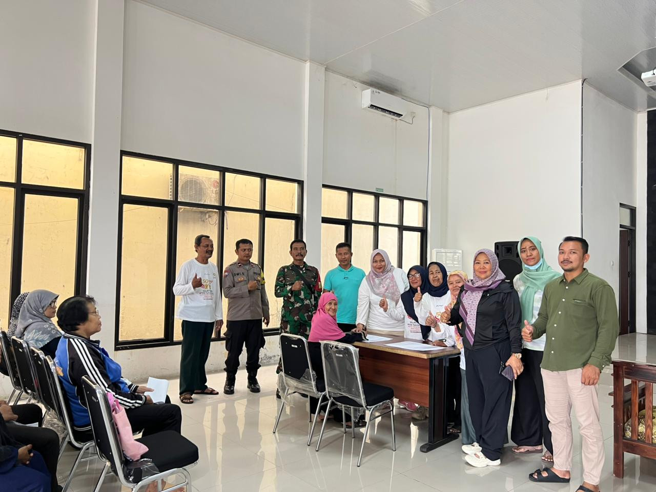 Sinergi TNI-Polri Kawal Bantuan Pangan, 50 Warga Kurang Mampu Sumurbatu Terima Beras dan Minyak