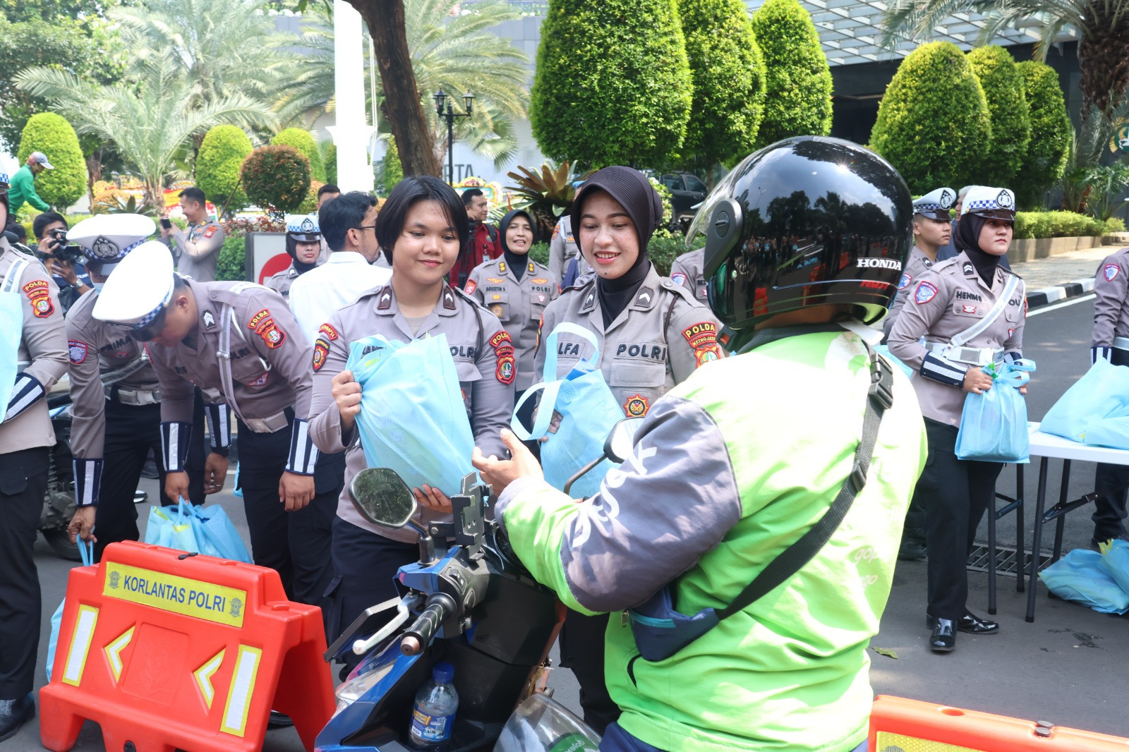 Jumat Peduli Polda Metro Jaya: Sinergi Polisi dan Ojol Wujudkan Jakarta Aman dan Nyaman