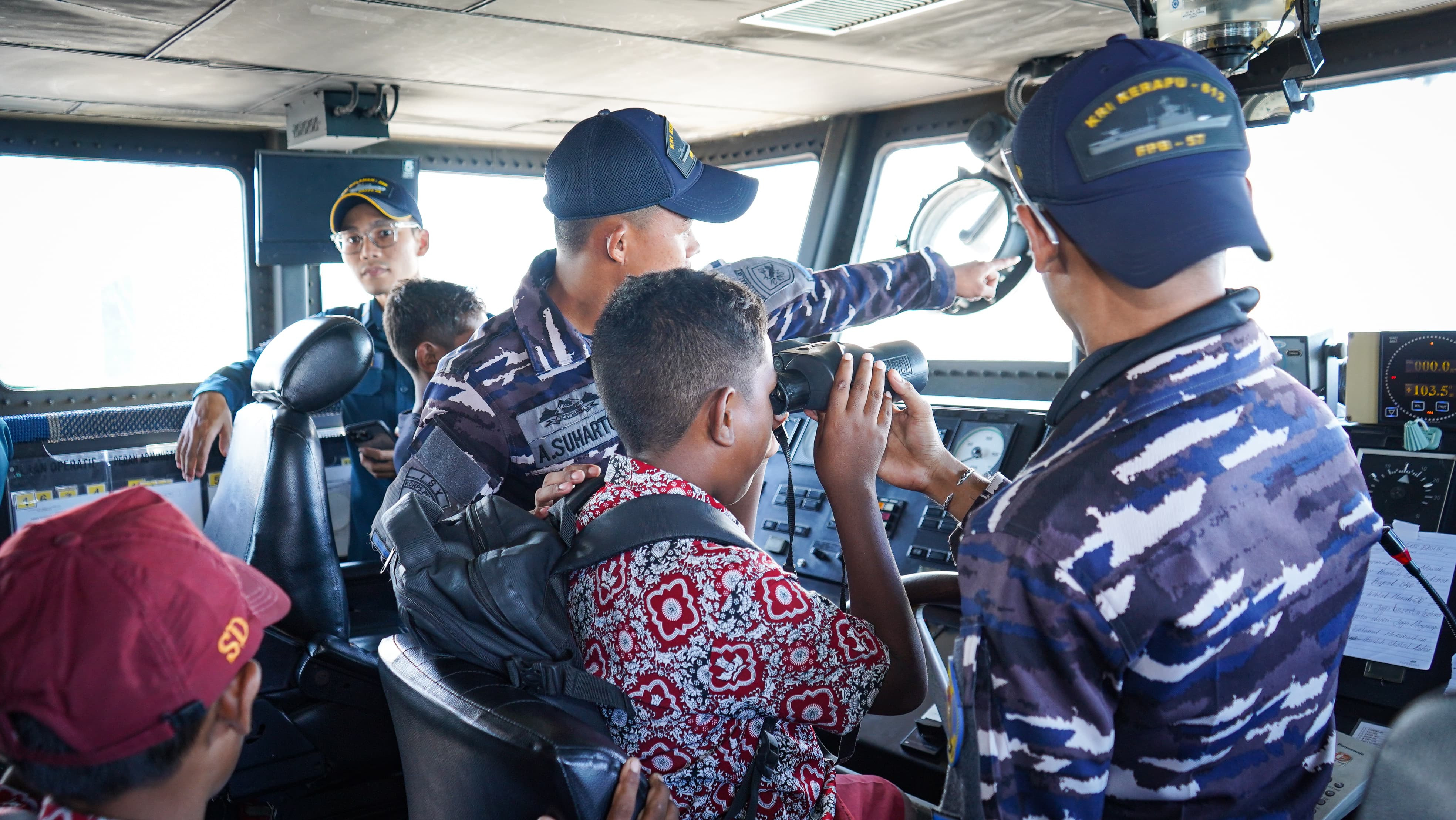 Tanamkan Semangat Bahari, Kodaeral IX Kenalkan Kapal Perang Republik Indonesia (KRI) Kerapu-812 Ke Masyarakat