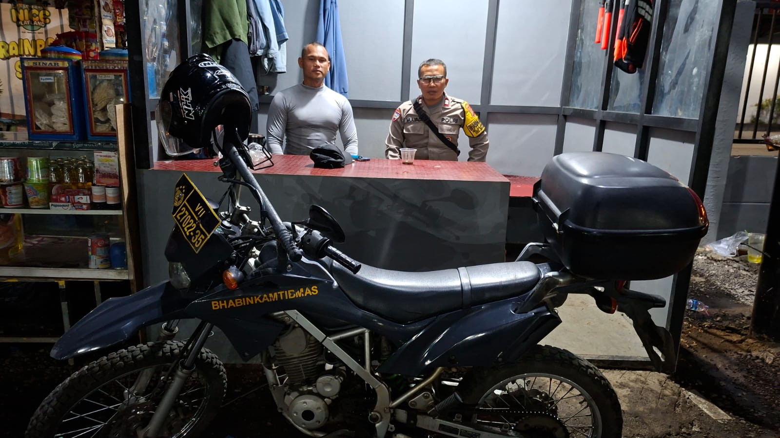 Perkuat Siskamling, Bhabinkamtibmas Polsek Bekasi Utara Dialog dengan Ketua RT di Tengah Malam