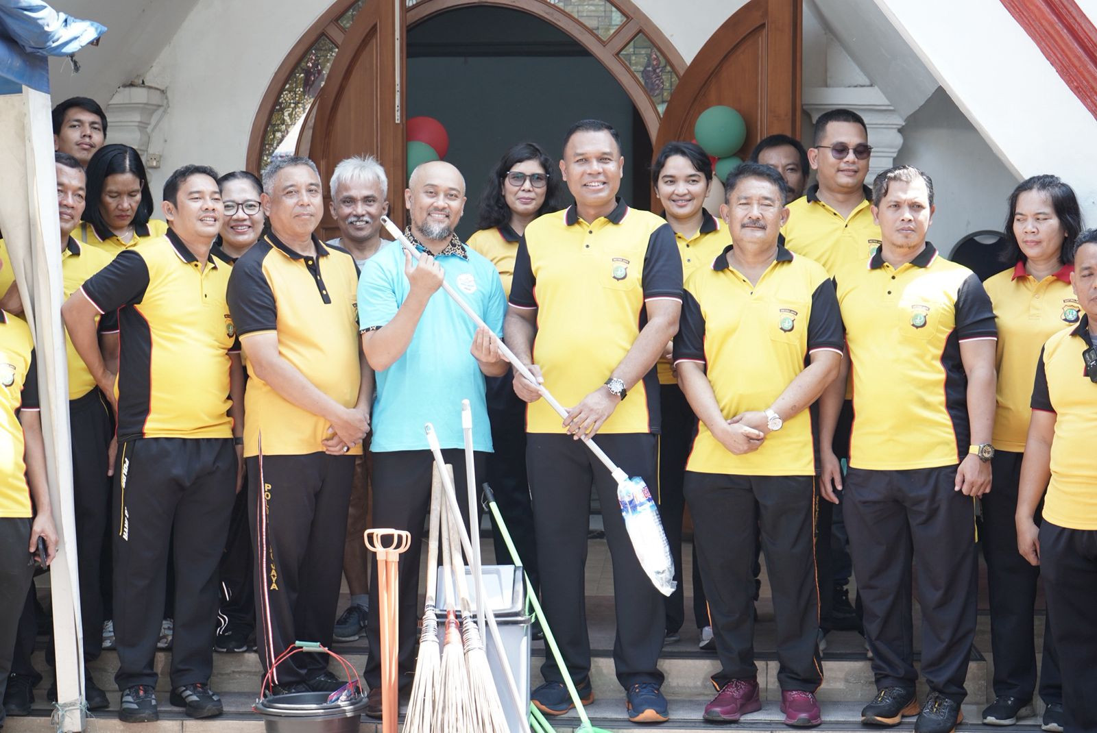 Bakti Religi Sambut Natal 2025, Personel Kristiani Polres Metro Jakarta Utara Gelar Aksi Bersih-bersih Gereja di Sunter