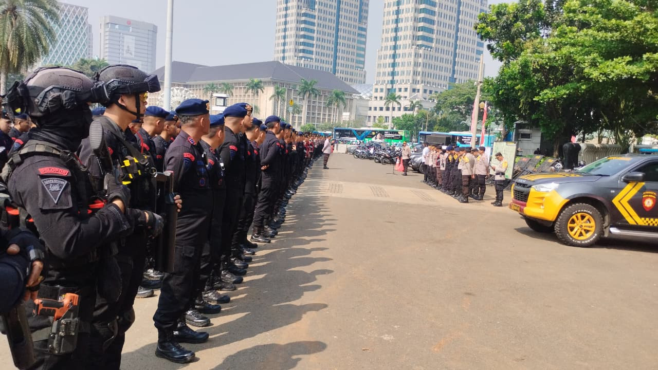 Brimob Polda Metro Jaya Amankan Aksi Unjuk Rasa di Silang Monas Barat Daya