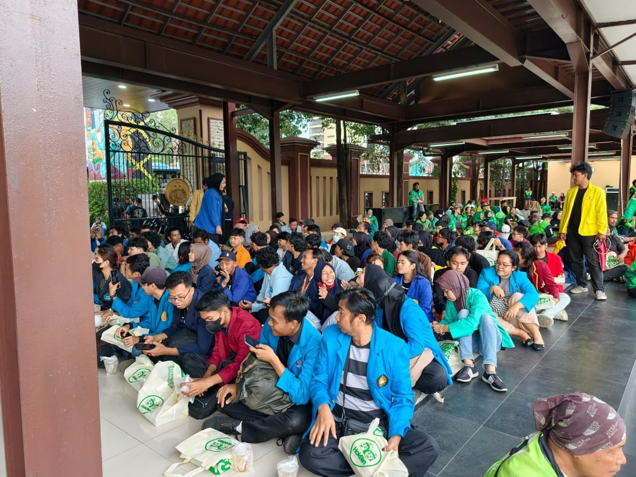 Buka Bersama di Lokasi Unjuk Rasa, Polda Metro Jaya Kedepankan Kebersamaan dan Sikap Humanis