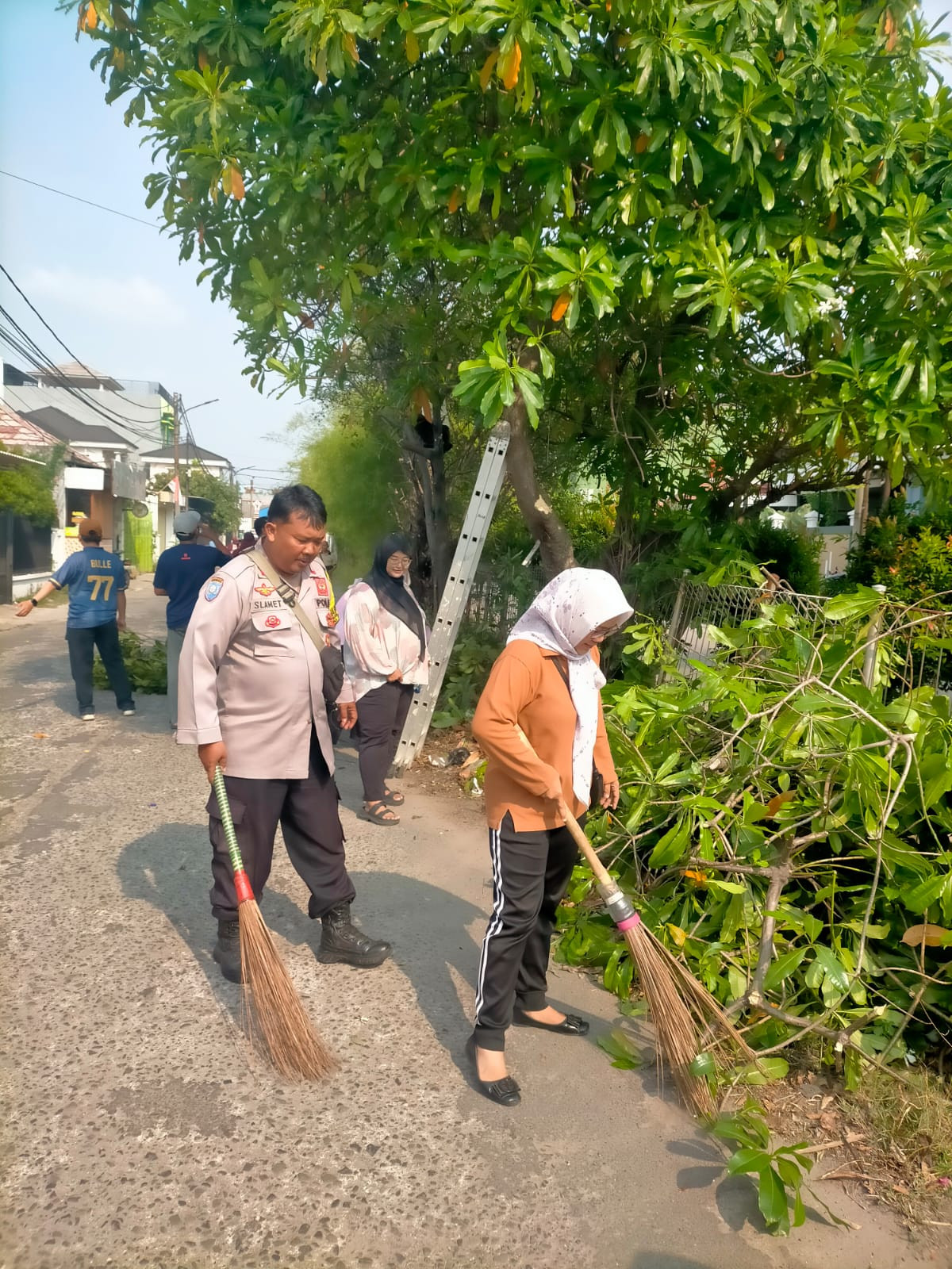 Bhabinkamtibmas Kelurahan Pejuang Gelar Giat K3 Bersama Warga Untuk Ciptakan Lingkungan Bersih dan Nyaman