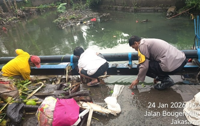 Bhabinkamtibmas Jakasampurna Polsek Bekasi Barat Bersihkan Aliran Kali Cipamingkis Bersama Warga
