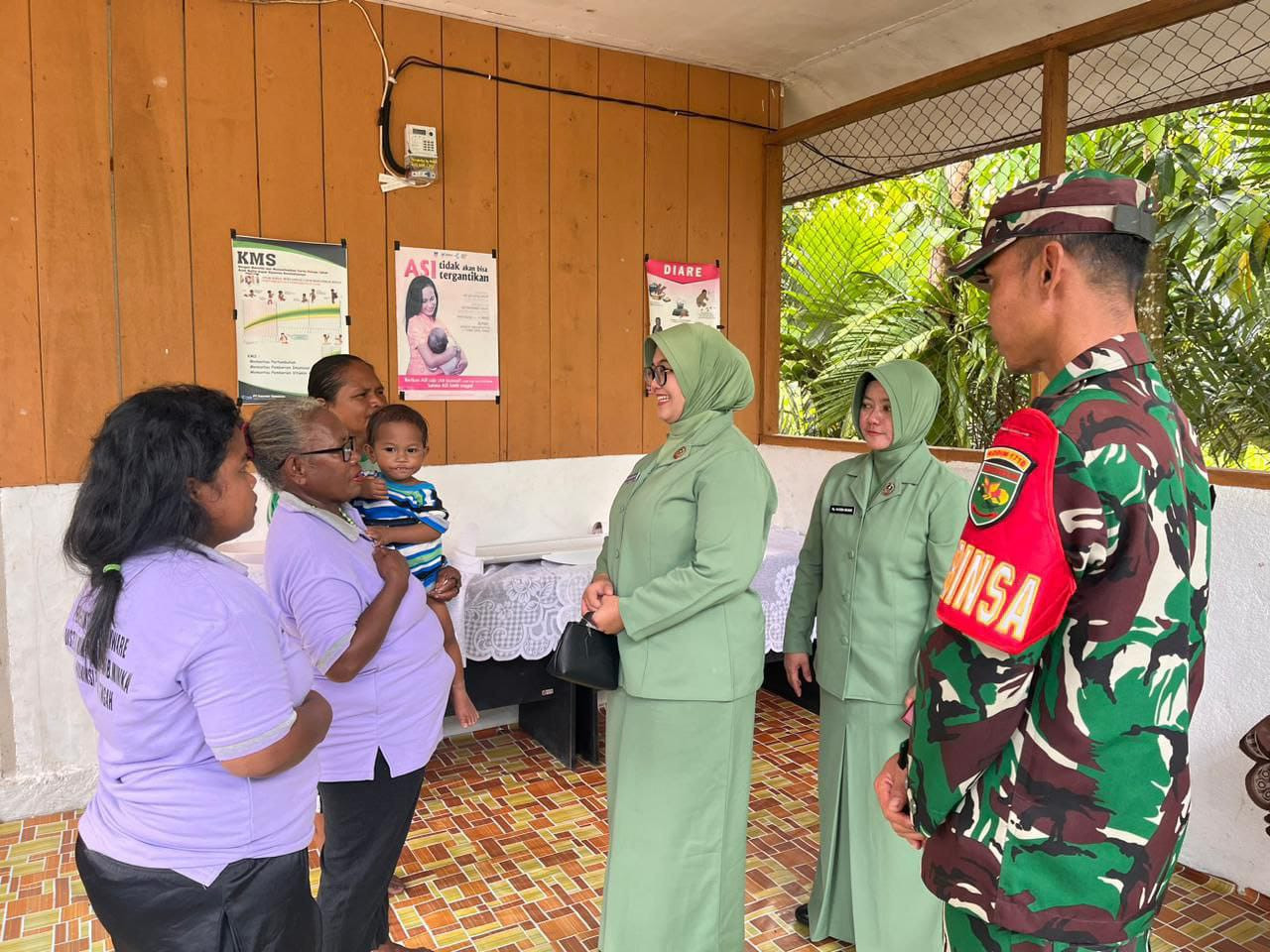 Dukung Program Penurunan Angka Stunting, Kodim 1710/Mimika Beri Makanan Tambahan Kepada Balita Jelang Peringatan HUT Ke-80 TNI
