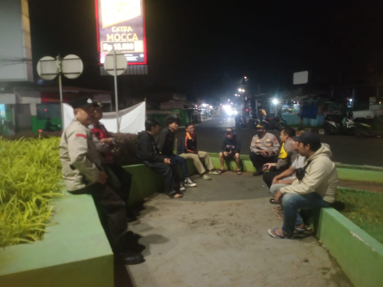 Jaga Keamanan Dini Hari, Polsek Pondok Gede Gelar Patroli Gabungan