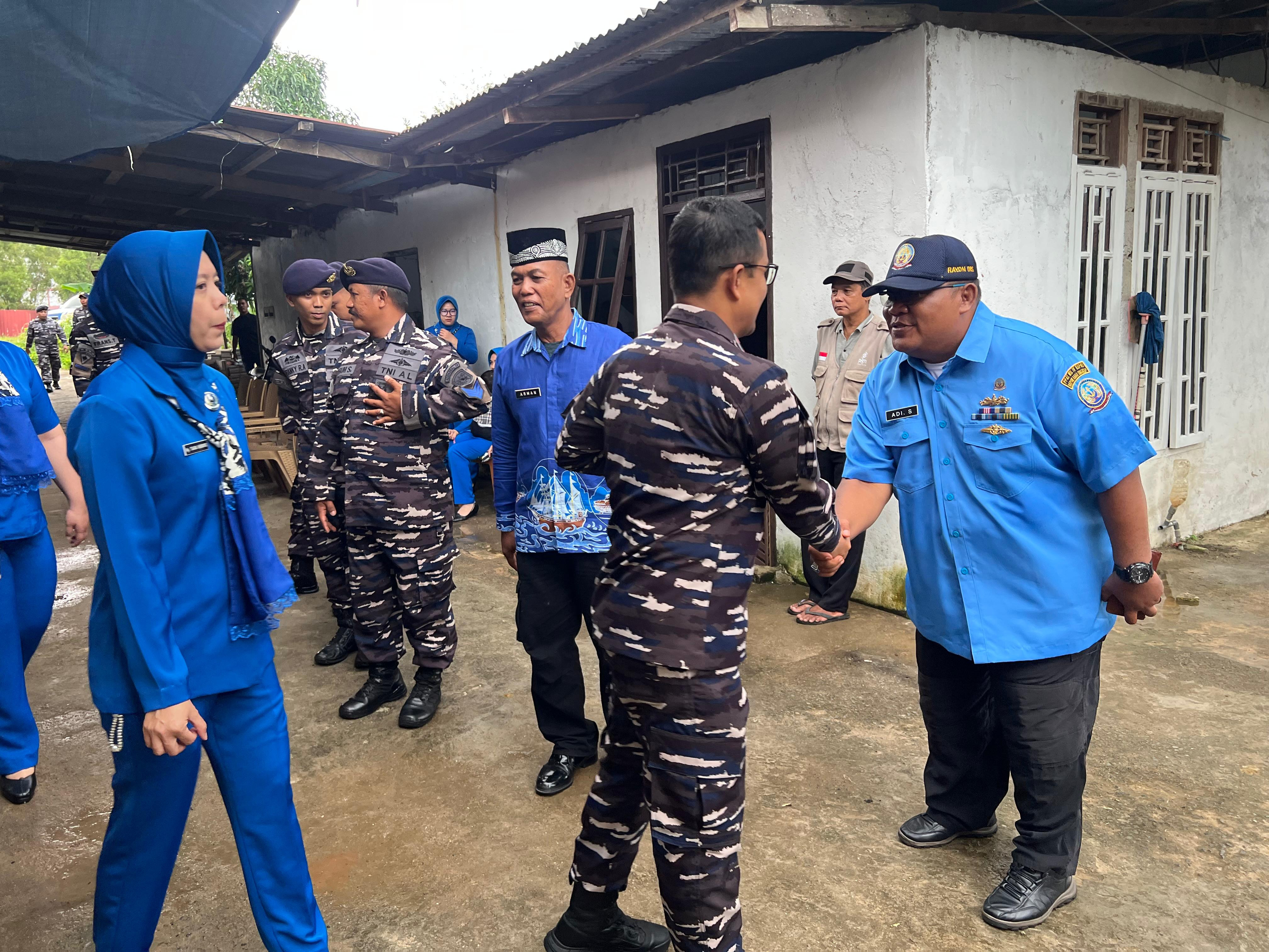 Jelang HUT Ke-80 TNI AL, Lanal Dabo Singkep Laksanakan Bakti Sosial dan Bakti Kesehatan