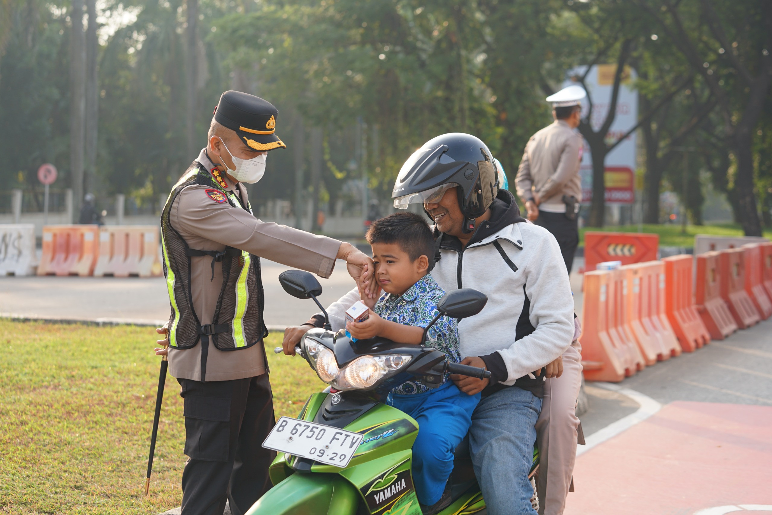 Kapolres Metro Bekasi Pimpin Yanmas Pagi, Bantu Penyeberangan & Bagikan Susu ke Pelajar di Jurong
