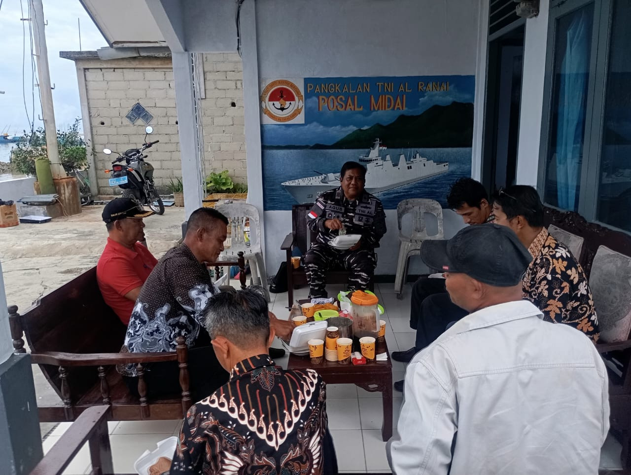 Jalin Sinergi, Pos TNI AL Midai Laksanakan Komunikasi Sosial Maritim Bersama Kepala Desa Sepulau Midai