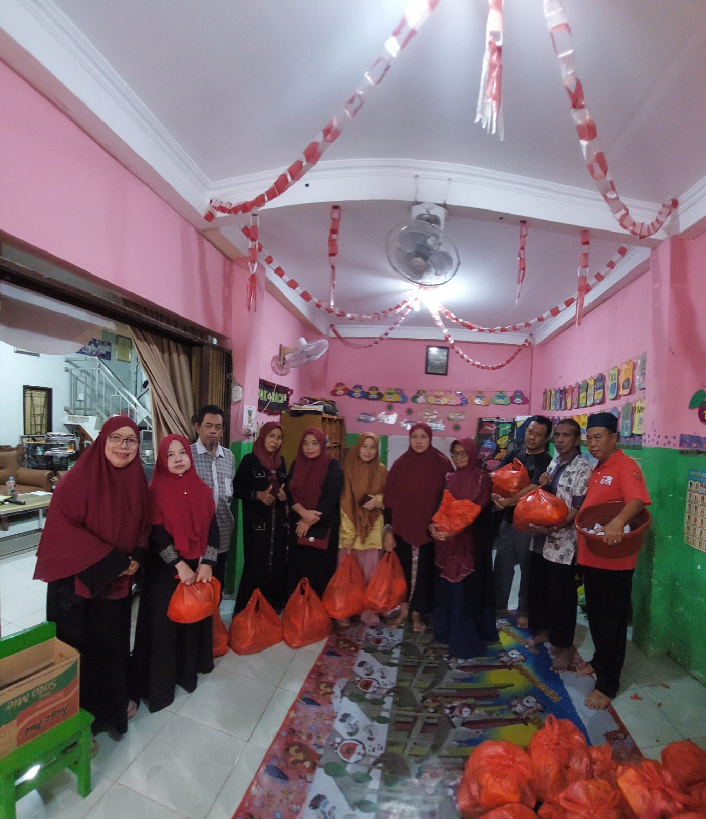 Harapan di Bulan Suci: 270 Paket Sembako Disalurkan untuk Warga RW 08 Kalibaru