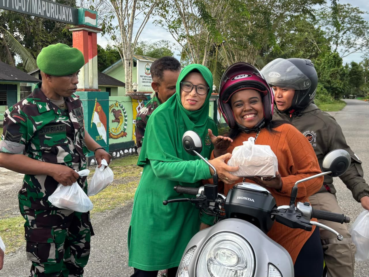 Ramadan Penuh Berkah, Koramil 1710-07/Mapurujaya Berbagi Takjil untuk Warga