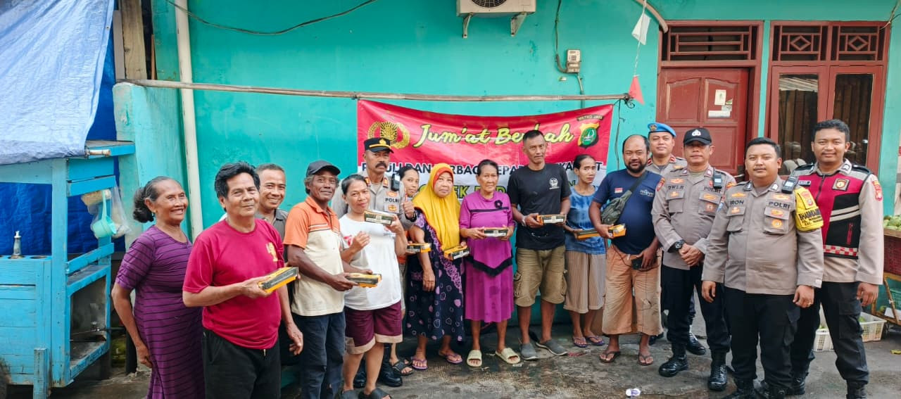 Polsek Pademangan Gelar “Jumat Berkah”, Bagikan 50 Nasi Kotak untuk Warga