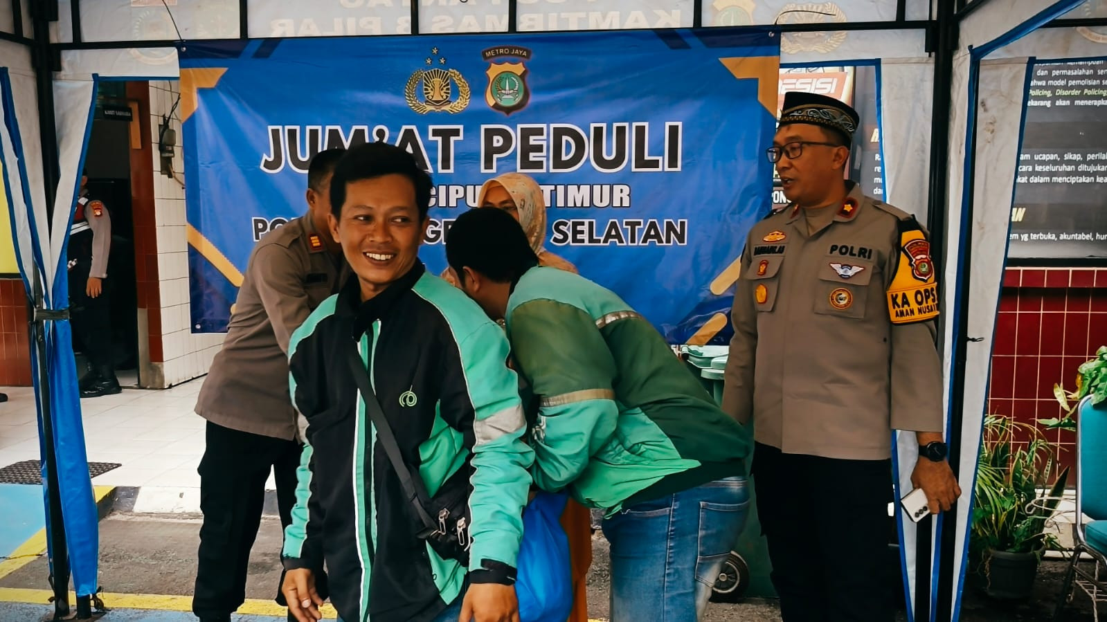 Polsek Ciputat Timur Gelar “Jumat Peduli” Bersama Pengemudi Ojek Online: Bagikan Sembako dan Layanan Kesehatan Gratis