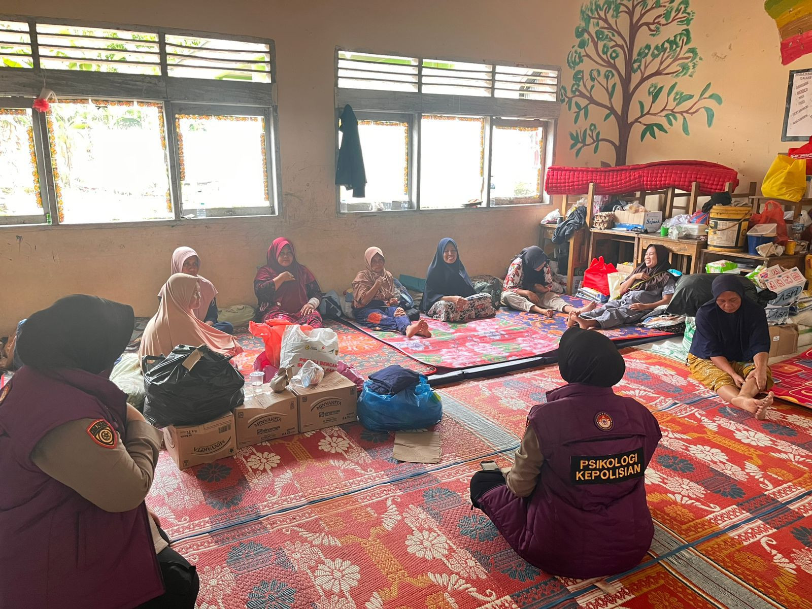 Tim Polwan RI dan Tim Trauma Healing Polri Berikan Dukungan Psikososial untuk Penyintas Banjir dan Personel di Sumbar