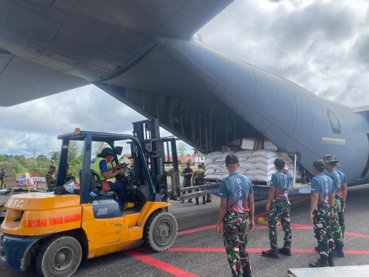 Pasokan Beras ASN Tiba di Yahukimo, Diangkut Hercules C-130 TNI AU