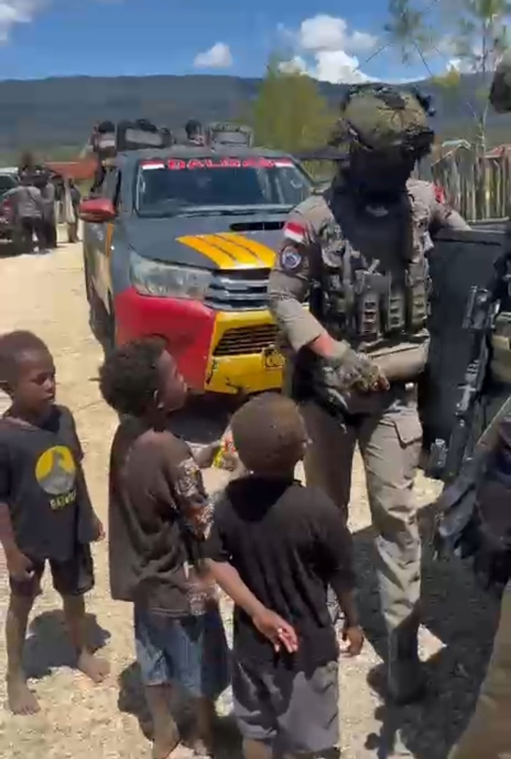 Satgas Damai Cartenz dan Polres Paniai Lakukan Patroli Humanis serta Baksos di Distrik Bibida