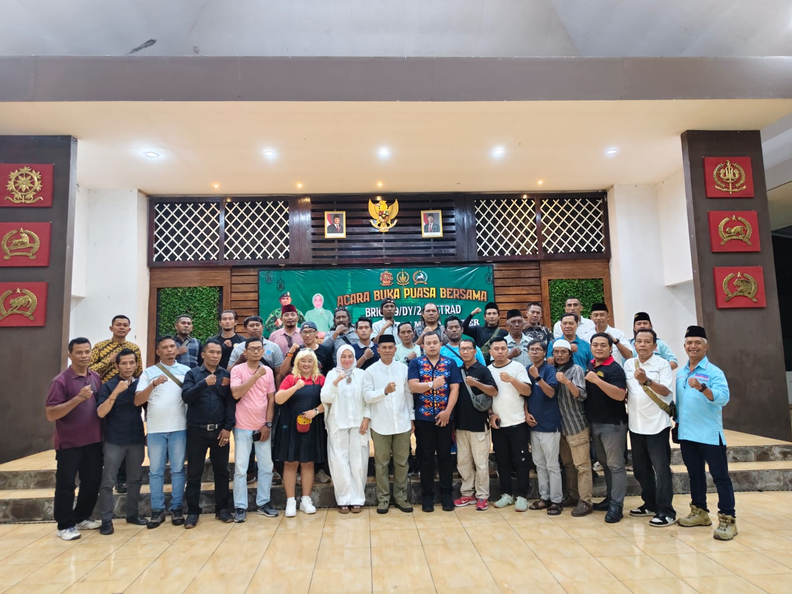 Brigif 9/DY Kostrad Bukber Dengan Insan Jurnalis & Santunan Anak Yatim Piatu