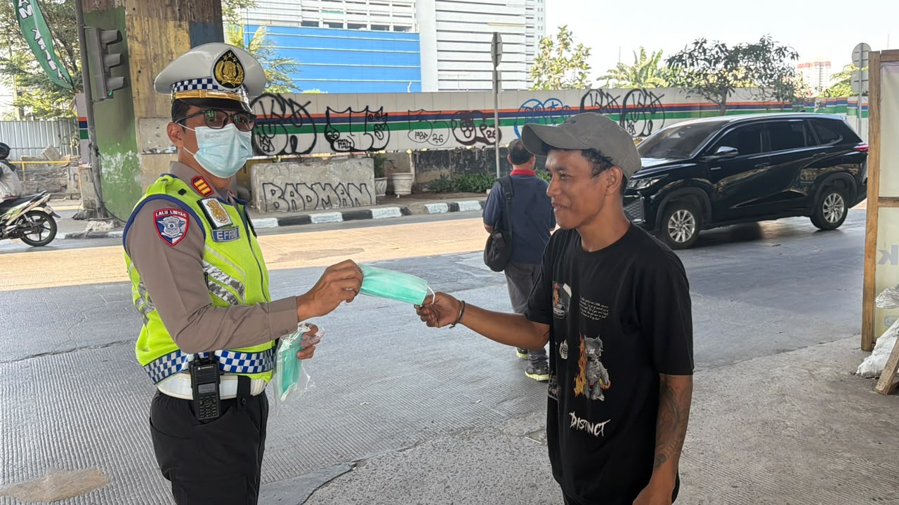 Antisipasi Paparan Abu Vulkanik, Satlantas Polres Metro Jakut Bagikan Masker Gratis