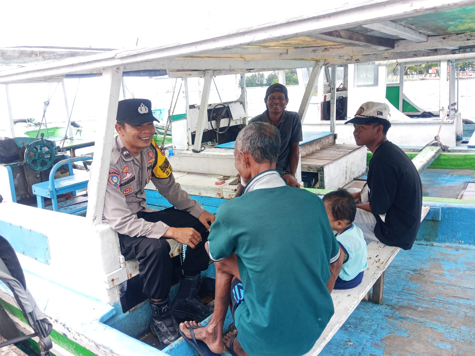 Bhabinkamtibmas Pulau Panggang Ajak Warga Jaga Kamtibmas dan Sosialisasikan Layanan 110