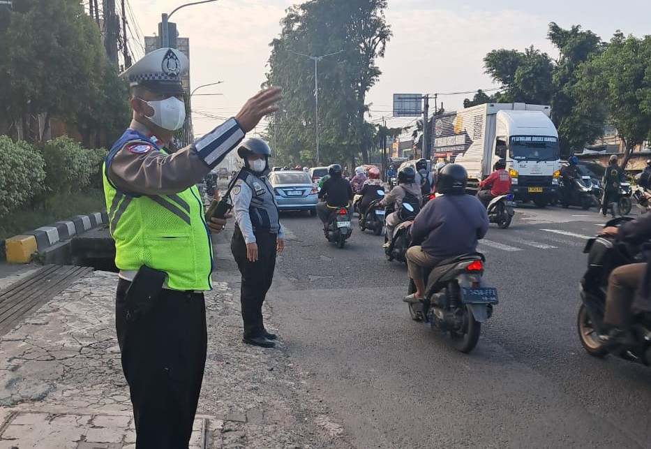 Polsek Bekasi Barat Atur Lalu Lintas Pagi, Arus Padat Tetap Lancar