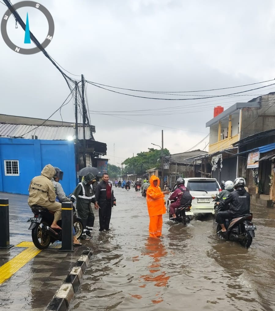 Jaga Jakarta: Polisi Laksanakan Protap Pagi, Bantu Gatur Lalin dan Urai Macet di Kamal Muara