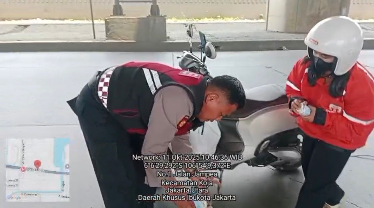 Polisi di Koja Bantu Driver Online yang Barangnya Terjatuh di Jalan Ramai Kontainer