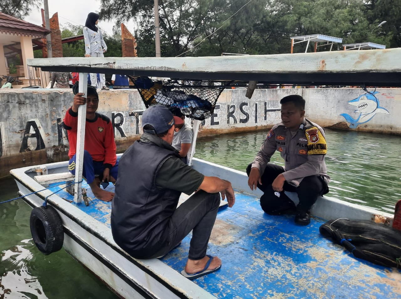 Bhabinkamtibmas Pulau Lancang Sosialisasikan Layanan Call Center 110 kepada Warga
