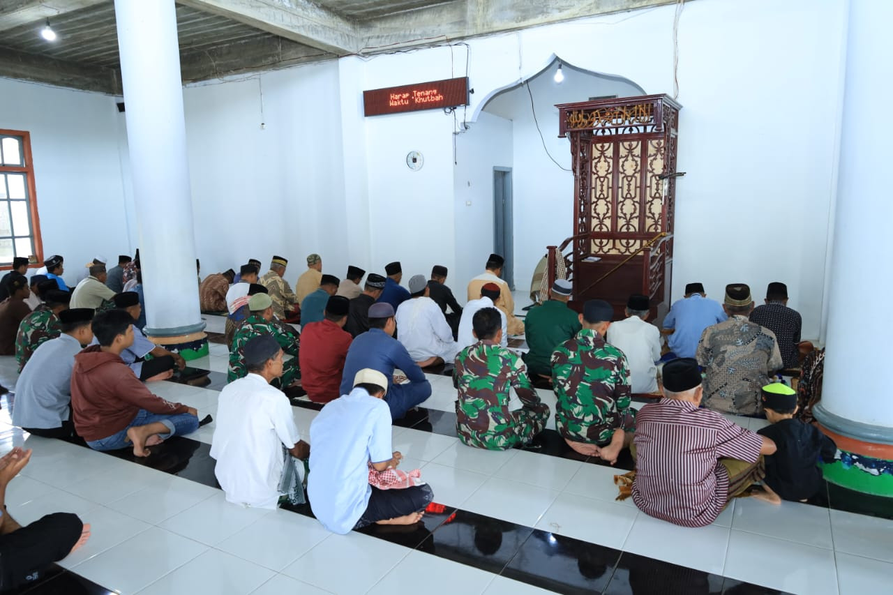 Ditengah Pembangunan Desa, Satgas TMMD ke-126 Kodim 1505/Tidore Tetap Istiqamah Beribadah