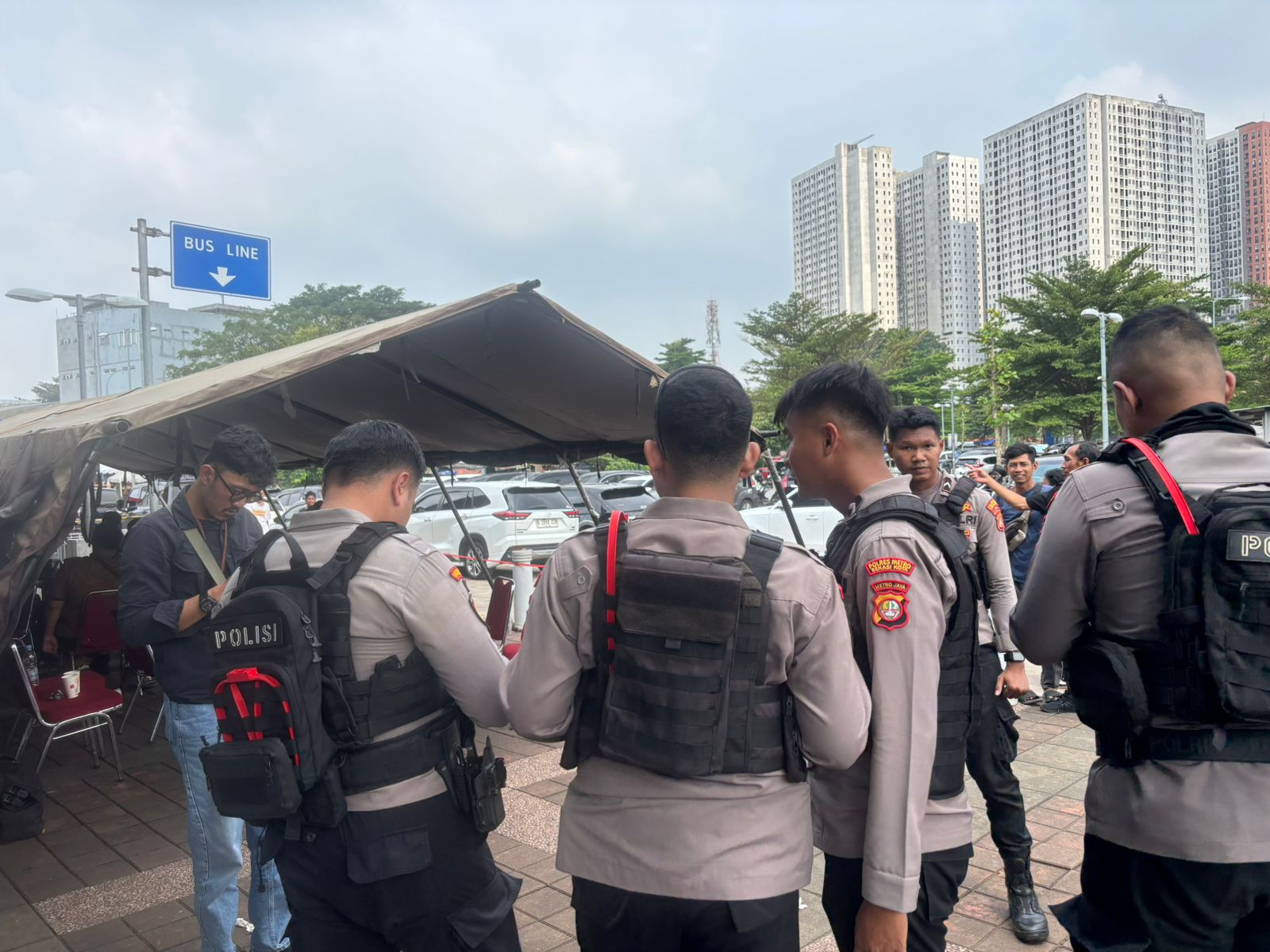 Tim Perintis Presisi Polres Metro Bekasi Kota Amankan Area Stasiun Bekasi Timur:  Imbau Warga Tak Dekati Lokasi Evakuasi