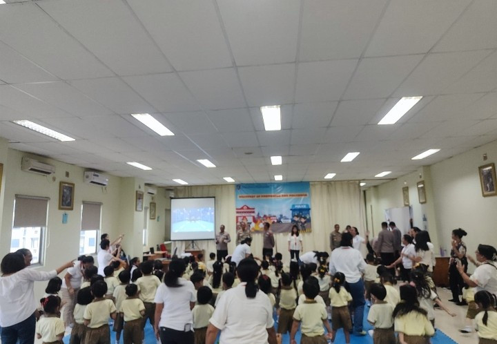 Polisi Sahabat Anak, Polres Metro Jakarta Utara Edukasi 90 Murid TK Saint Peter’s