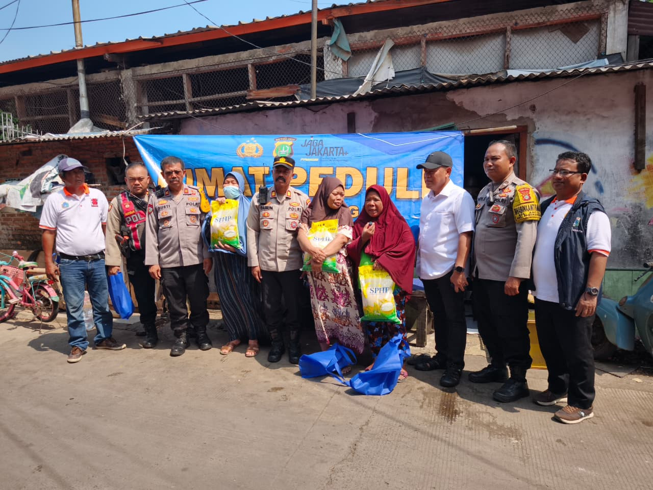 Polsek Pademangan Gelar "Jumat Peduli" Bagi Sembako di Slum Area Ancol
