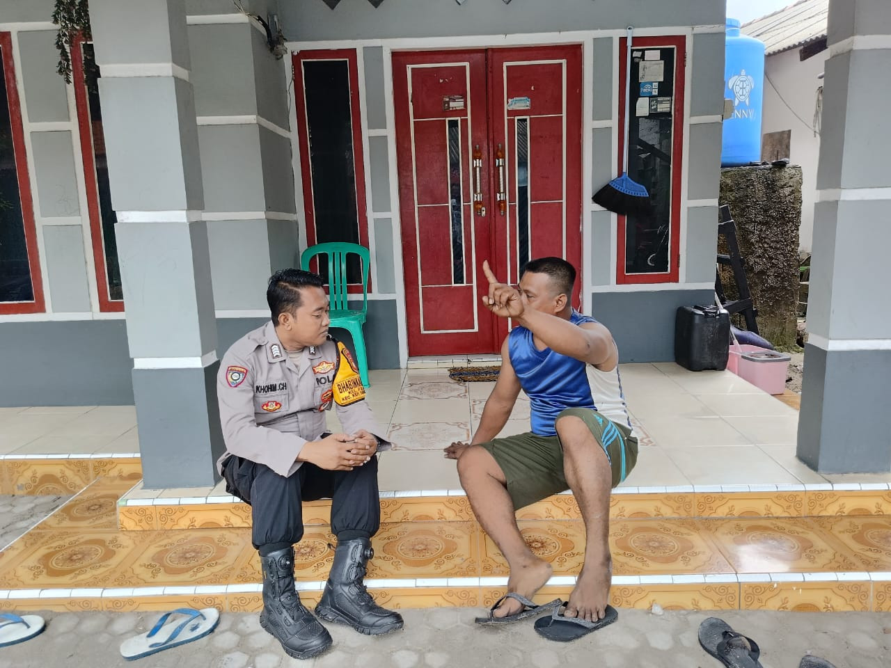 Bhabinkamtibmas Pulau Pari Sambang Warga, Perkuat Sinergitas dan Sosialisasikan Layanan 110