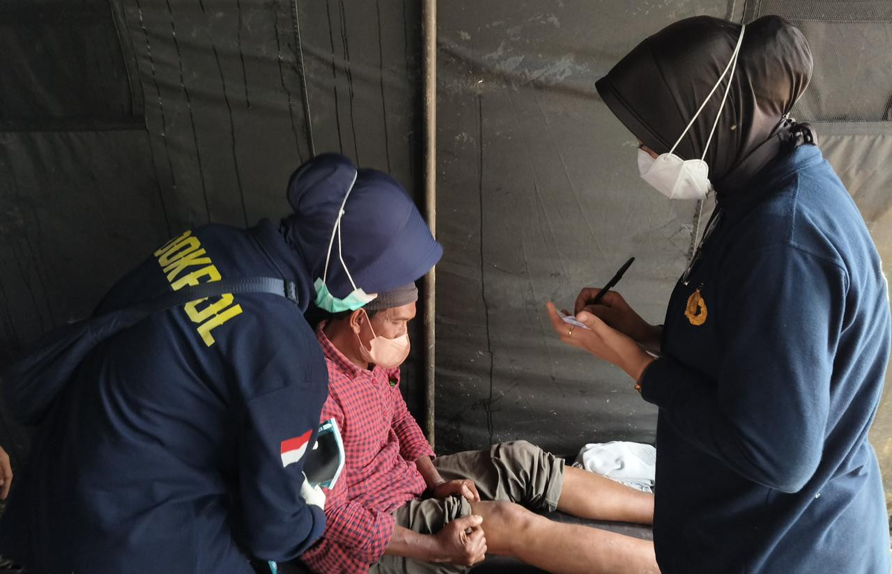 Nakes Polri Berikan Layanan Kesehatan Gratis bagi Korban Banjir di Aceh Tamiang